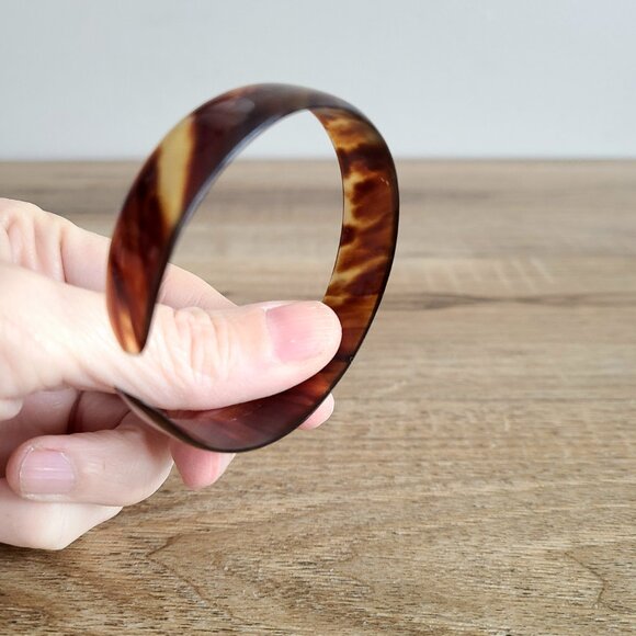 Faux tortoiseshell cuff/bangle. - Picture 4 of 9
